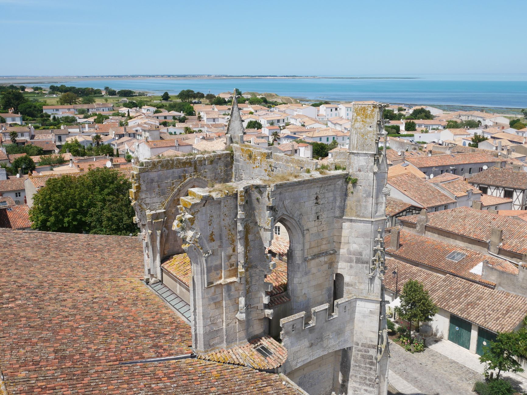 Bâchage de toiture équipe à Nice